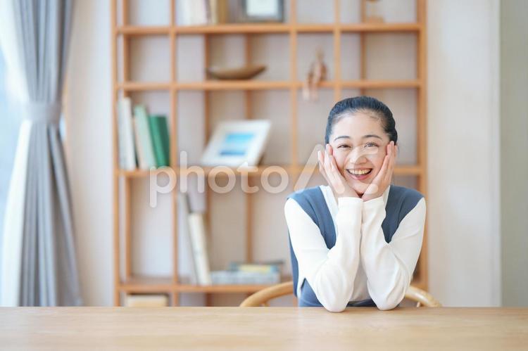 棚の前で頬杖をついている女性 女性,人物,笑顔の写真素材