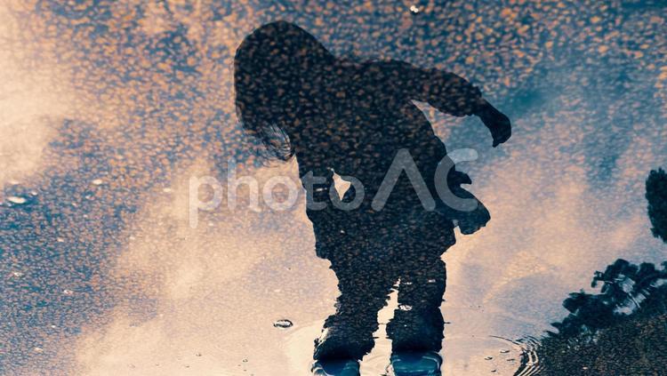 水溜り 水溜り,夕焼け,子どもの写真素材