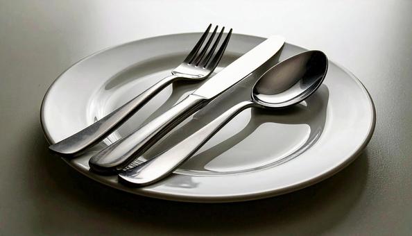 食器 白い皿 ナイフ フォーク スプーン 食器 白い皿 ナイフ フォーク スプーンの写真