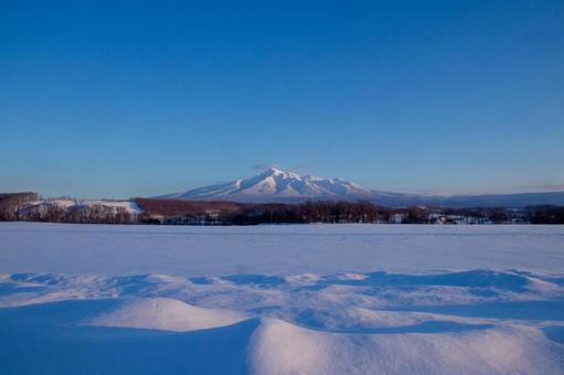 広大な雪原と冬の斜里岳 広大な雪原と冬の斜里岳の写真