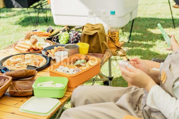 キャンプ場・公園に持ってきたお弁当 弁当,お弁当,ピクニックの写真素材