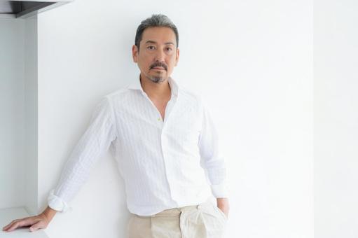 リビングでスキンケアをするミドルの男性 リビングでスキンケアをするミドルの男性 ビューティー,スキンケア,男性の写真素材