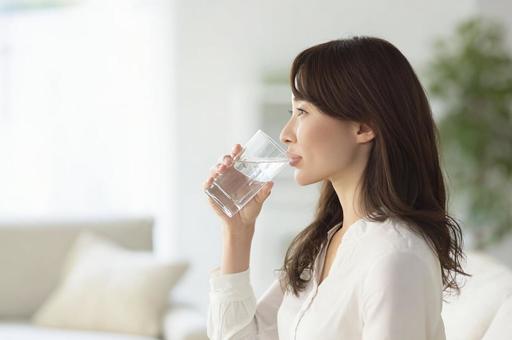 グラスの水を飲む女性-2 グラスの水を飲む女性-2の写真