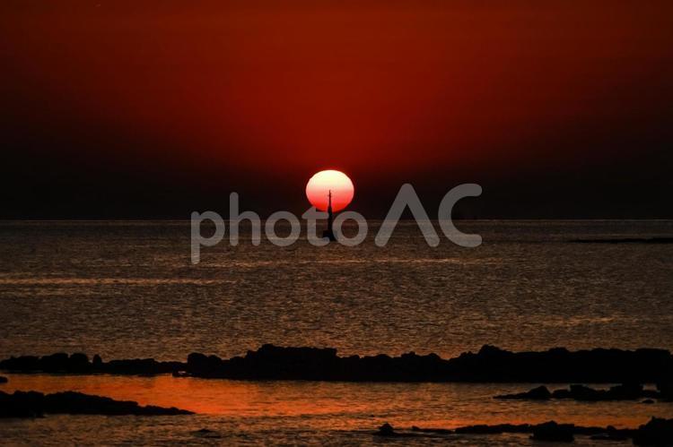 ＜五島の風景＞多朗島海水浴場の日の出 海,空,灯台の写真素材
