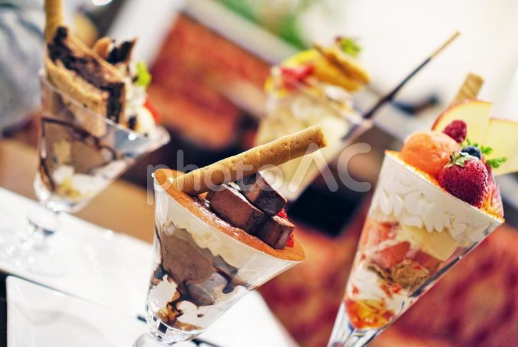 【食品/料理素材：スイーツ】パフェ（チョコ・フルーツ） パフェ,カフェ,スイーツの写真素材