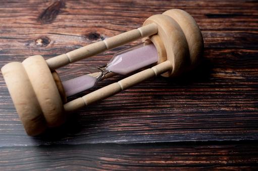 木製砂時計と木目テーブル 砂時計,木製,置物の写真素材