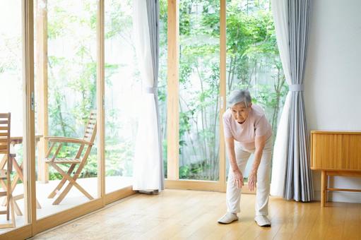 カメラ目線で体操をしているおばあちゃん 女性,体操,真顔の写真素材
