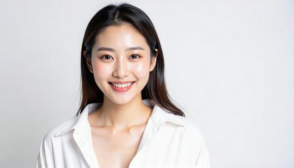 カメラ目線で微笑む女性 カメラ目線で微笑む女性の写真