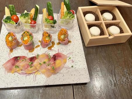 ヘルシーな前菜盛り合わせとマカロン 前菜,オードブル,野菜の写真素材