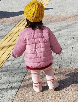 子供の後ろ姿 子供の後ろ姿の写真