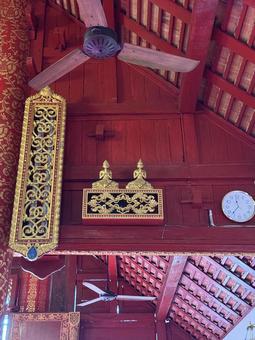 チェンライ寺院の天井と仏像 チェンライ寺院の天井と仏像 仏像,タイ,チェンライの写真素材