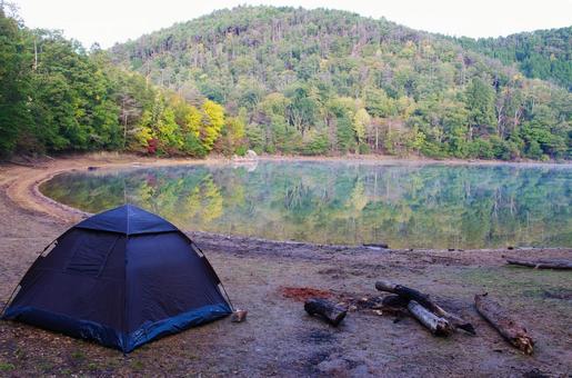 静かな湖畔：秋のキャンプサイト キャンプ,アウトドア,ソロキャンプの写真素材