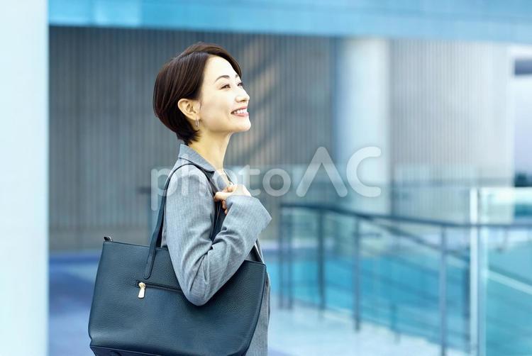 カバンを持つスーツの女性　仕事　営業 ビジネスウーマン,通勤,オフィスの写真素材