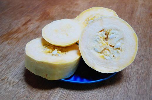 青いお皿の上の金糸瓜のスライスきりぬき そうめんかぼちゃ,南瓜,秋の写真素材