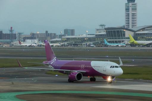 茜の風、滑走路を撫でる 茜の風、滑走路を撫でる 飛行機,航空機,旅客機の写真素材