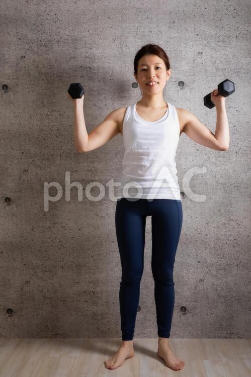スポーツウェアをきた女性 ダンベル,筋トレ,トレーニングの写真素材