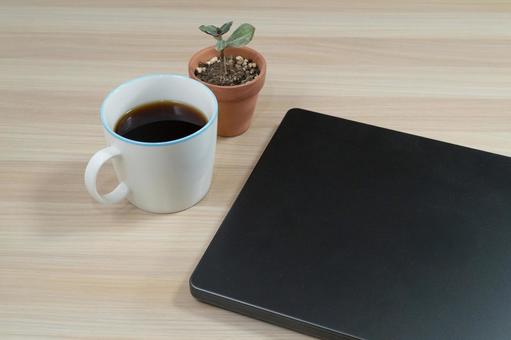 コーヒーとノートPCと植物の仕事風景 コーヒー,ノートパソコン,植物の写真素材