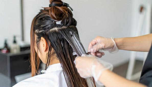 美容院でカラー ゼロテク技術を受ける女性 美容院でカラー ゼロテク技術を受ける女性の写真
