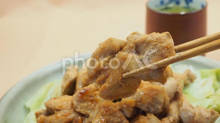 鶏の生姜焼きとキャベツ・手料理（食べる） 鶏肉,生姜焼き,キャベツの写真素材