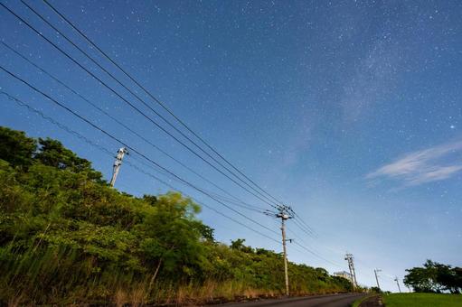 田舎道と星空 田舎道と星空 星空,星,雲の写真素材