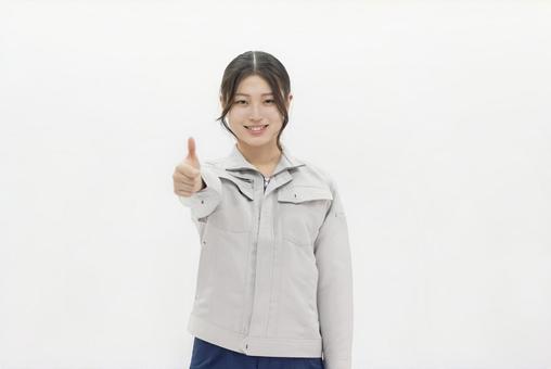 グッドポーズをする作業服の女性 グッドポーズをする作業服の女性 女性,ビジネスウーマン,グッドの写真素材