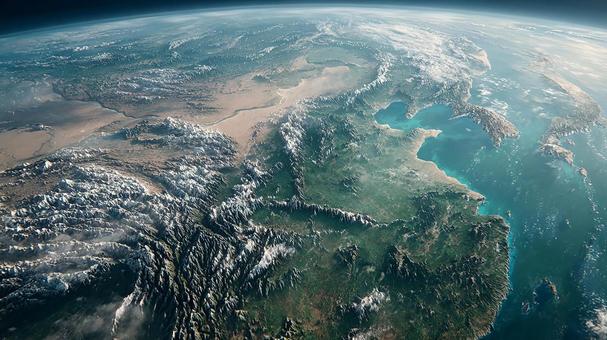 緑の大地と水辺：宇宙から見た地球の風景の写真