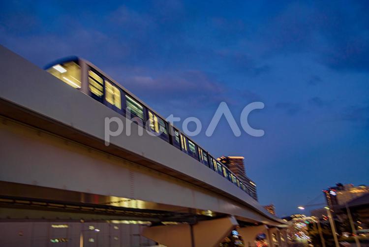 快走する新交通システム（夜景） 新交通,輸送システム,走行中の写真素材