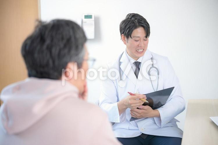 医者と男性 医師,患者,診察の写真素材