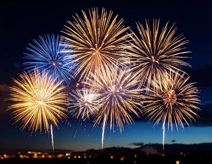 夜空に上がる打ち上げ花火 夜空に上がる打ち上げ花火の写真
