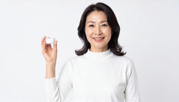 化粧品を勧めるミドルの女性の写真