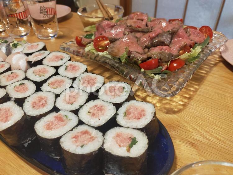 ねぎとろ巻き 手作り,ローストビーフ,お祝いの写真素材