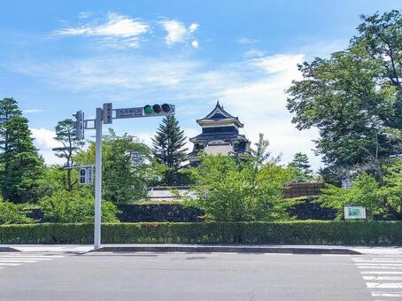 松本神社前交差点から眺める松本城 松本神社前交差点,国宝松本城,松本城の写真素材