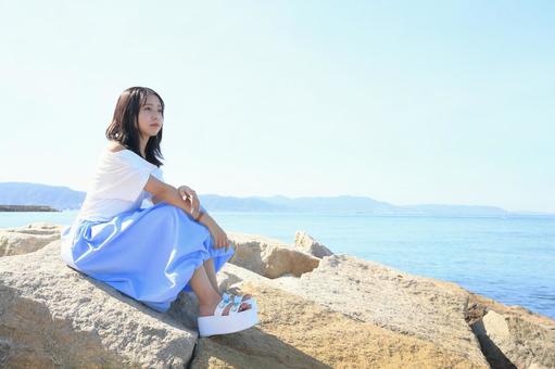 防波堤で遠くを眺める女性 防波堤で遠くを眺める女性 女性,海,夏の写真素材