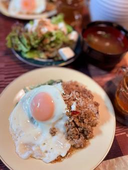 ガパオごはん ガパオごはん 食事,美味しい,時短料理の写真素材