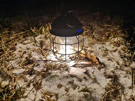 雪の地面を優しく照らすLEDランタン ランタン,ledランタン,キャンプギアの写真素材