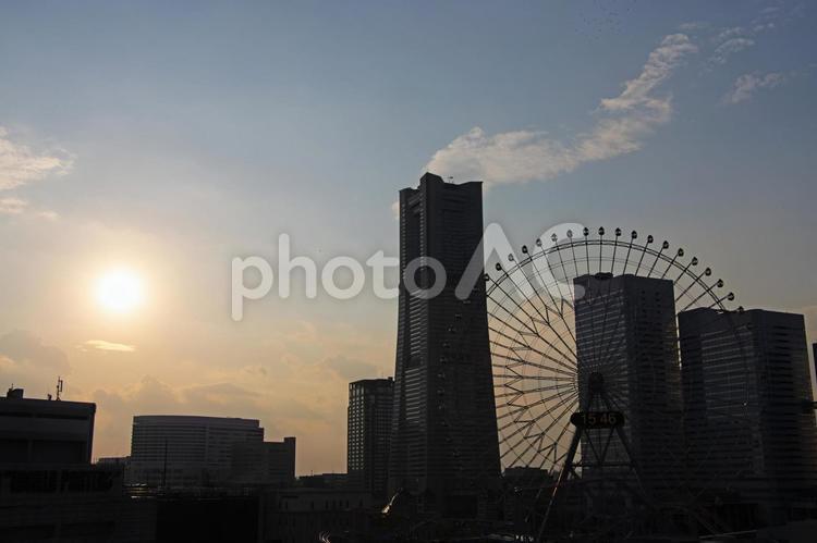 横浜みなとみらいに沈む夕日 横浜,みなとみらい,夕暮れの写真素材