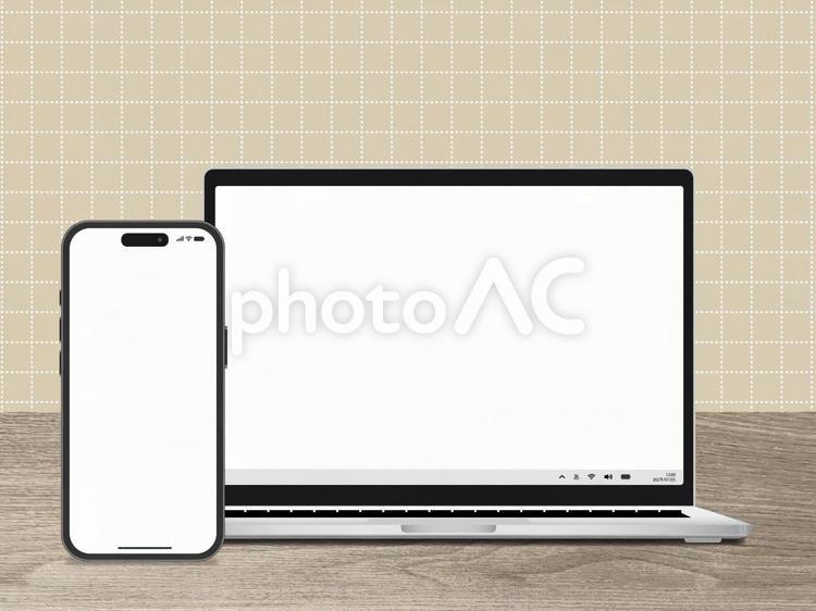 デスク上のノートパソコンとスマートフォン スマートフォン,スマホ,パソコンの写真素材