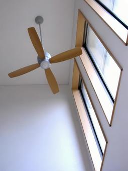 吹き抜け　天井ファン　シーリングファン 窓,壁,インテリアの写真素材