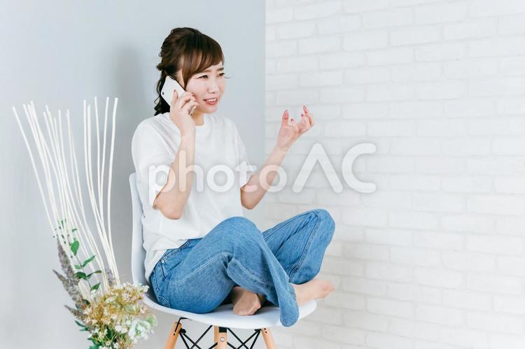 スマホを使って会話しながら怒る女性 スマホ,怒る,電話の写真素材