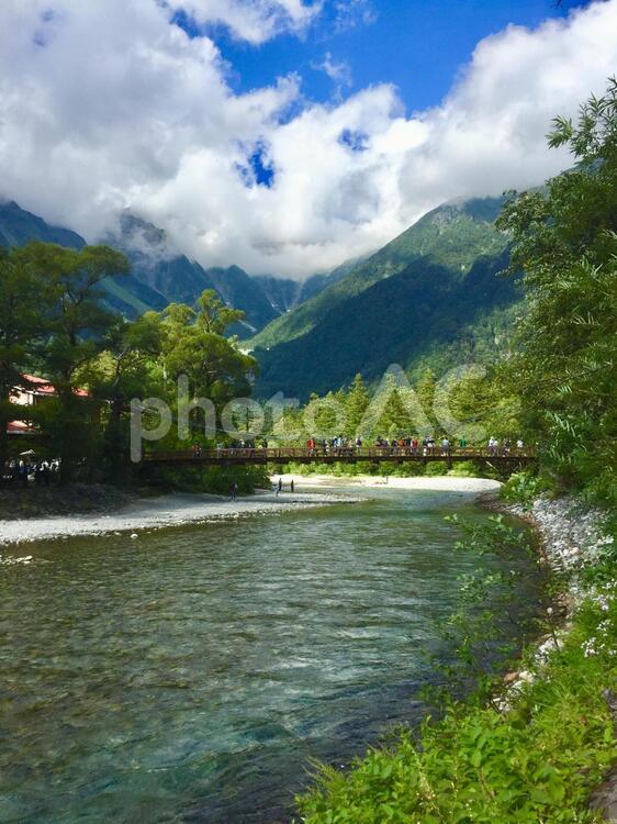 上高地の山と川と青空と河童橋 上高地,河童橋,透き通ったの写真素材