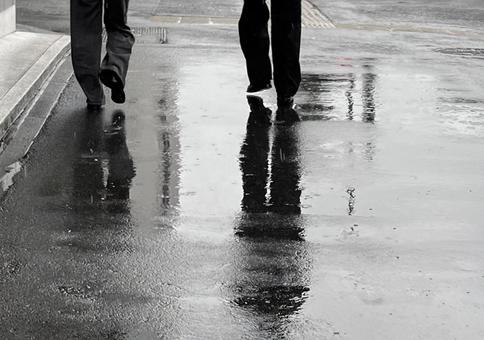 雨の日の歩道 雨の日の歩道の写真
