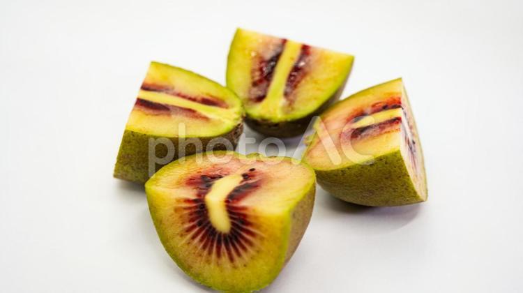 レッドキウイ　果肉アップ　白背景 レッドキウイ,キウイフルーツ,果物の写真素材