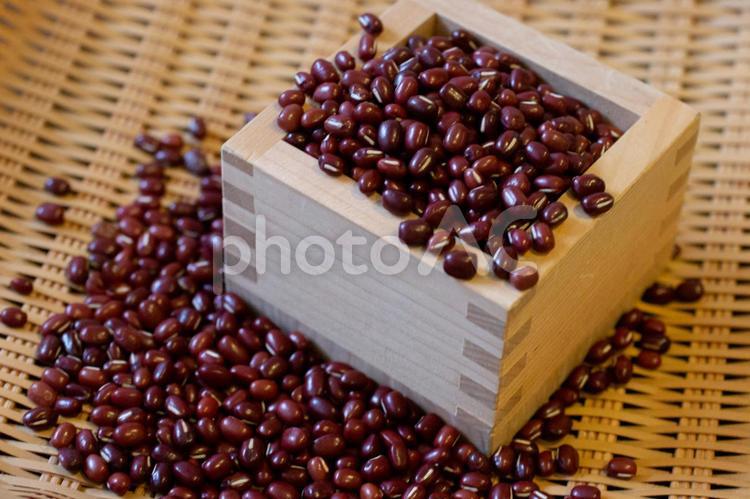 枡からあふれる小豆 小豆,あずき,あんこの写真素材