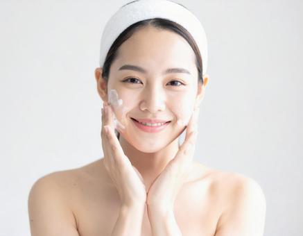 洗顔をする女性の写真