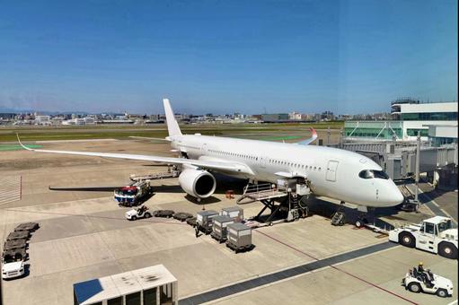 空港の滑走路 空港の滑走路 旅客機,滑走路,ジャンボ旅客機の写真素材