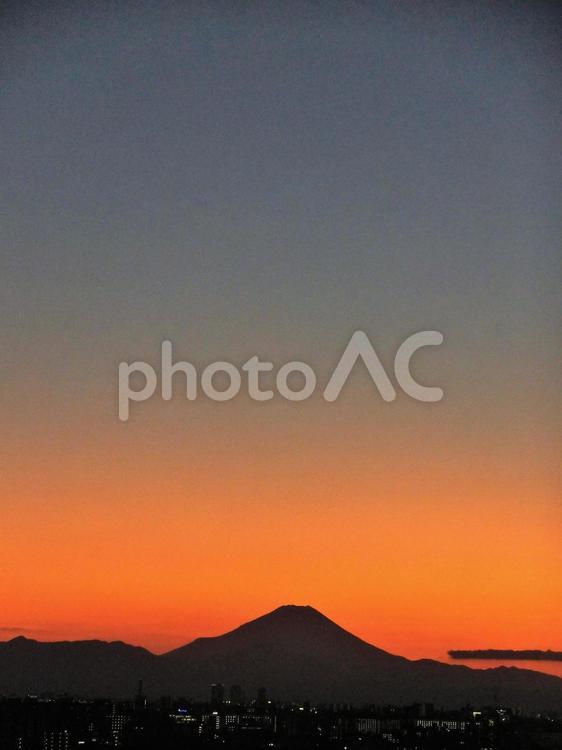 富士山のシルエットと夕焼け 富士山,コピースペース,縦位置の写真素材