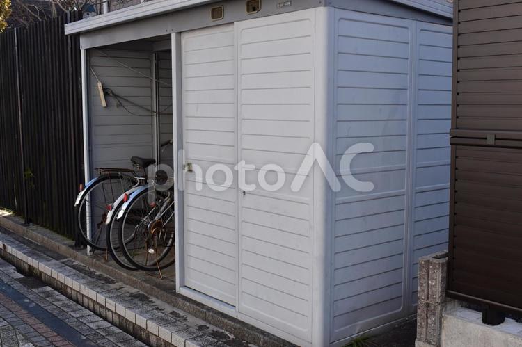物置と自転車 シャッター,屋外で,倉庫の写真素材