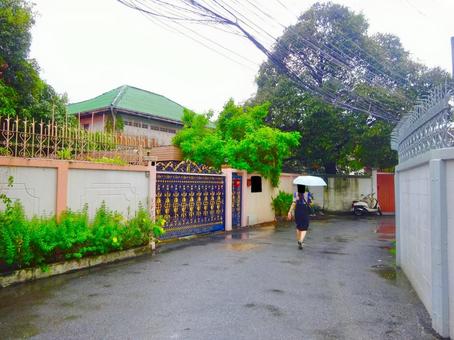 雨のバンコクの高級住宅街の街角 空,雨,街角の写真素材