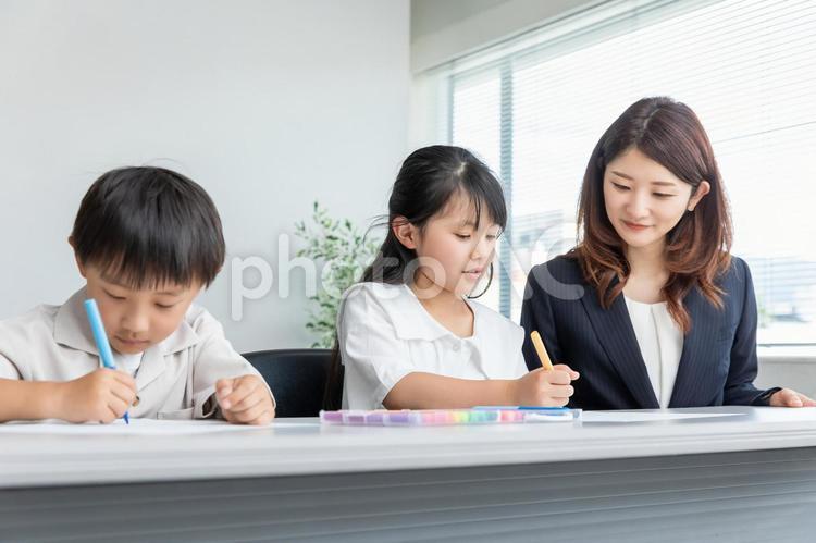 学習塾の講師と生徒　 塾,学習塾,習い事の写真素材