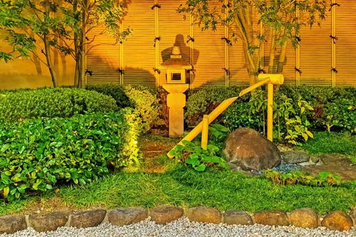 夜の日本庭園を静かに照らす石灯籠 日本庭園,和風,庭の写真素材